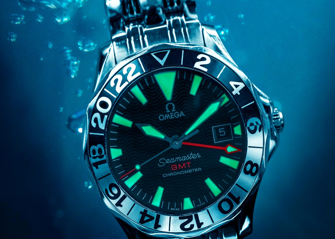 Dive-style wristwatch shown underwater as a water-resistance reference image