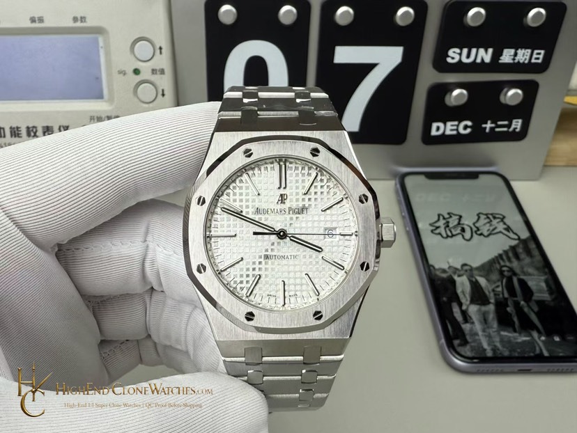 Audemars Piguet Royal Oak 15400 White Dial super clone watch front view