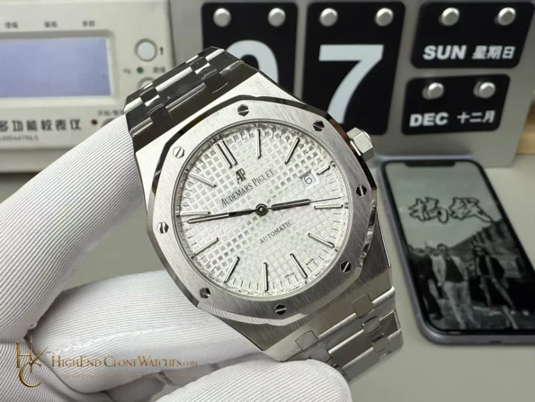 Audemars Piguet Royal Oak 15400 White Dial super clone watch dial detail