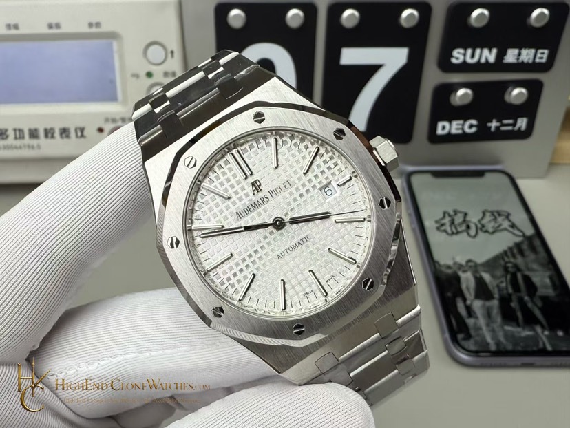 Audemars Piguet Royal Oak 15400 White Dial super clone watch dial detail