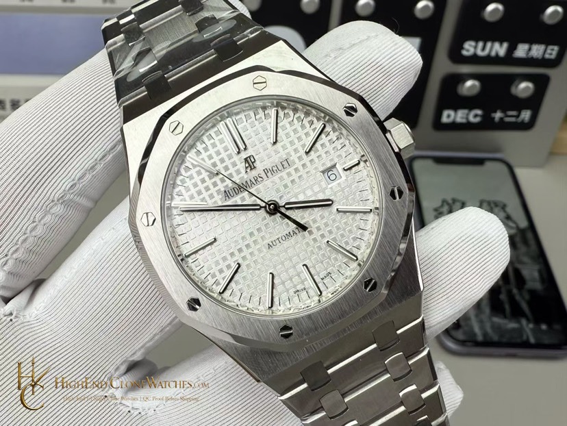 Audemars Piguet Royal Oak 15400 White Dial super clone watch bezel detail