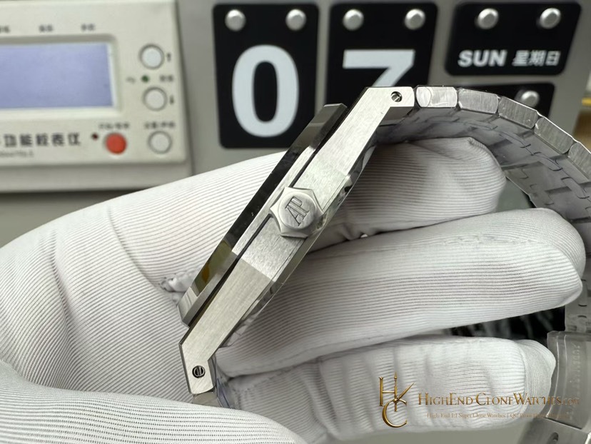 Audemars Piguet Royal Oak 15400 White Dial super clone watch side case profile