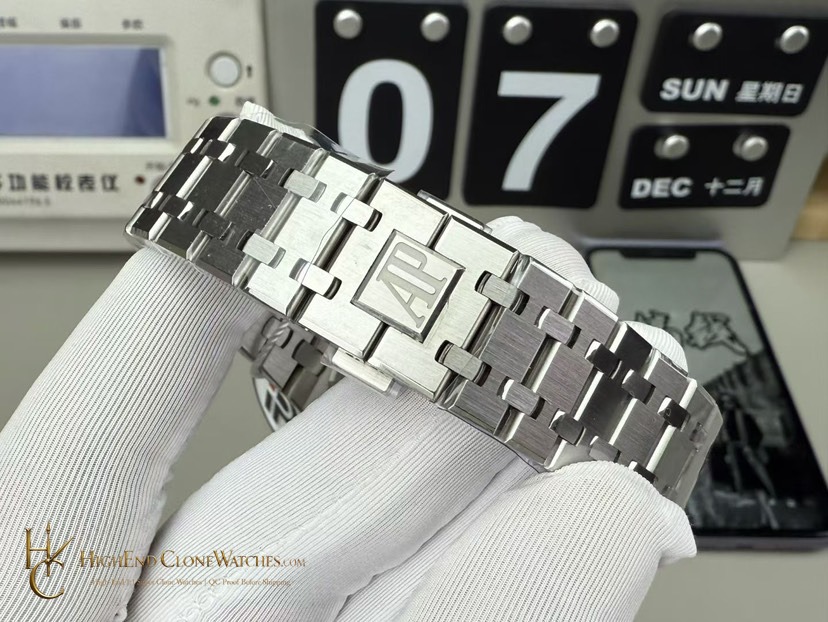 Audemars Piguet Royal Oak 15400 White Dial super clone watch clasp detail