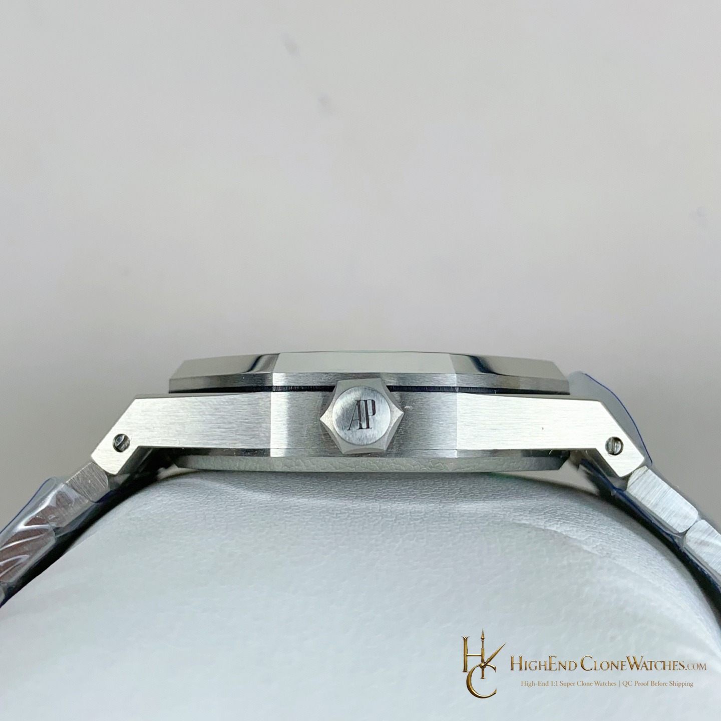 Audemars Piguet Royal Oak 15450 White Dial 37mm super clone watch clasp detail