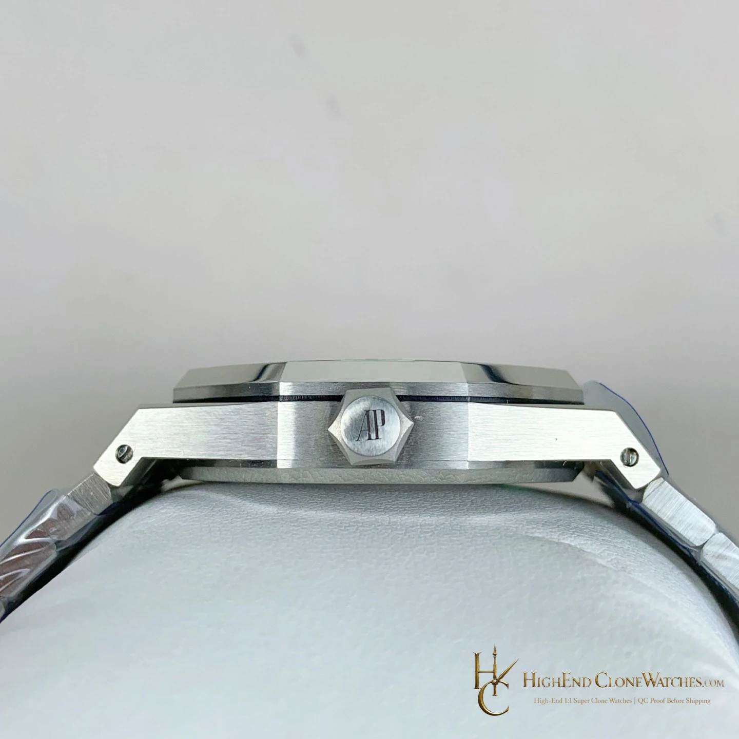 Audemars Piguet Royal Oak 15450 White Dial 37mm super clone watch clasp detail