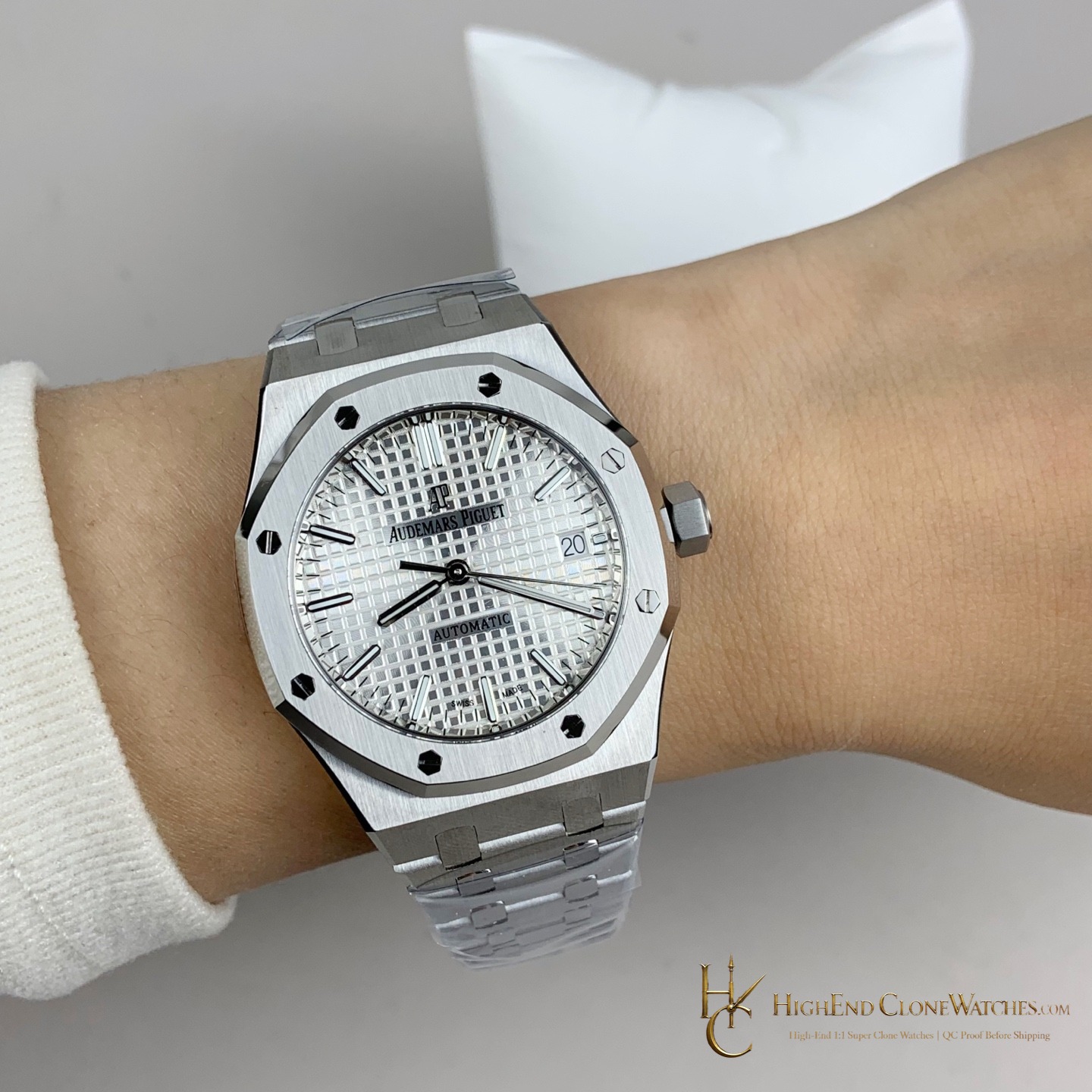 Audemars Piguet Royal Oak 15450 White Dial 37mm super clone watch angled view