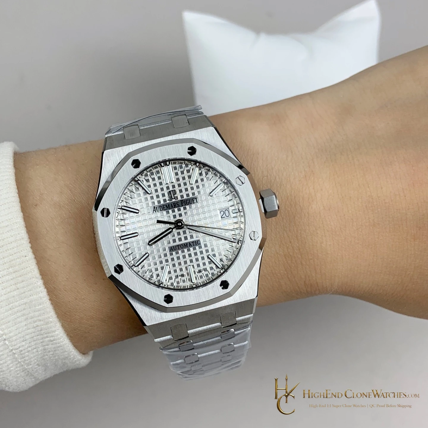 Audemars Piguet Royal Oak 15450 White Dial 37mm super clone watch angled view