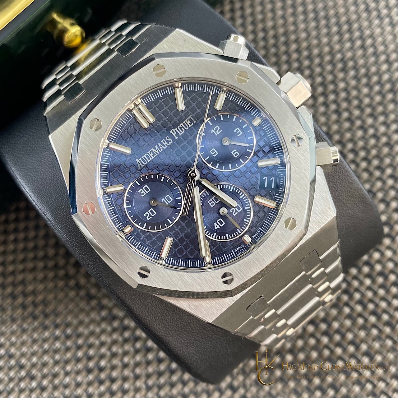 Audemars Piguet Royal Oak Blue Dial 26240 Selfwinding Chronograph super clone watch bezel detail