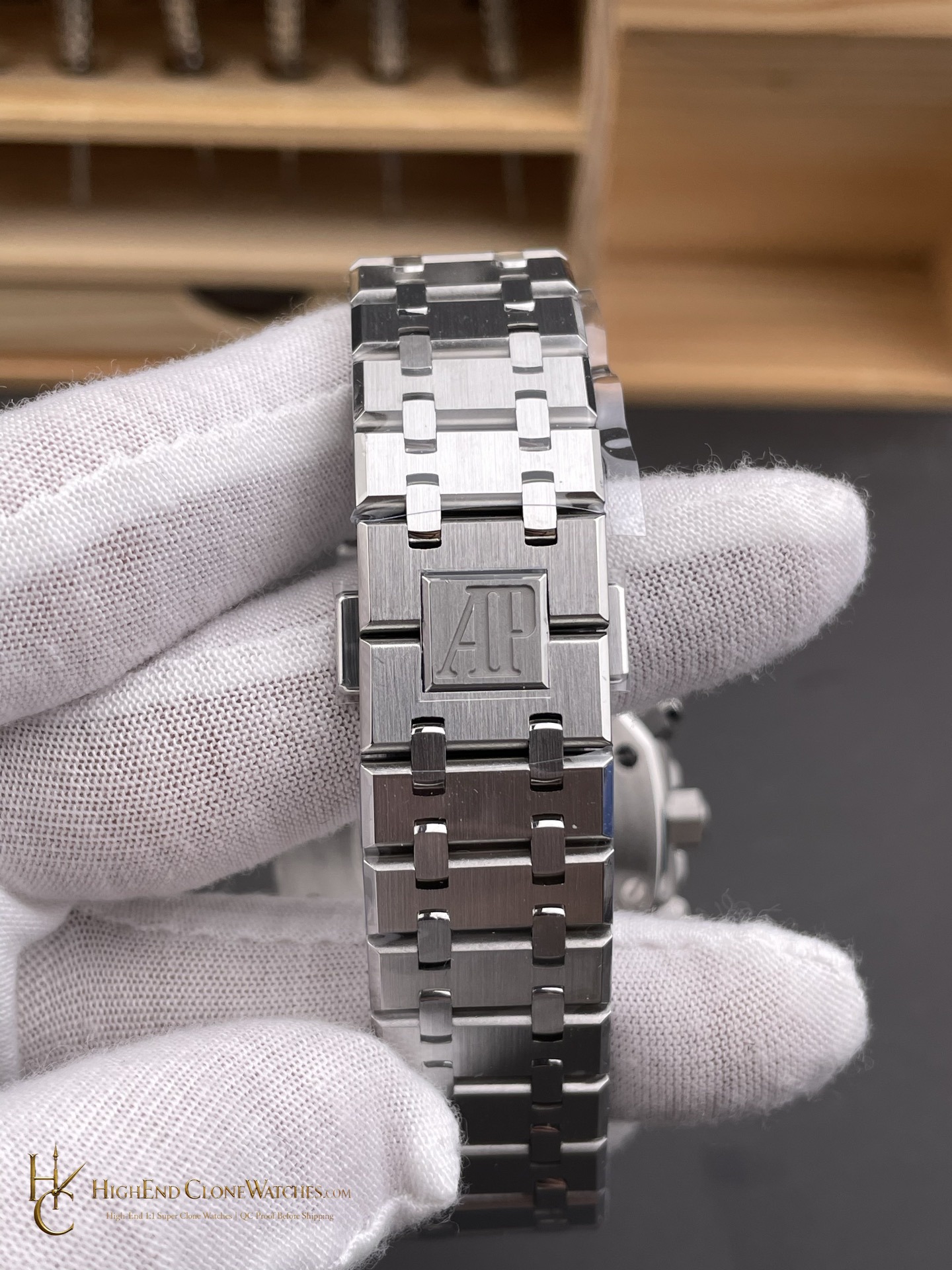 Audemars Piguet Royal Oak Chronograph 26331ST.OO.1220ST.01 Blue & Silver Dial 41mm super clone watch wrist shot