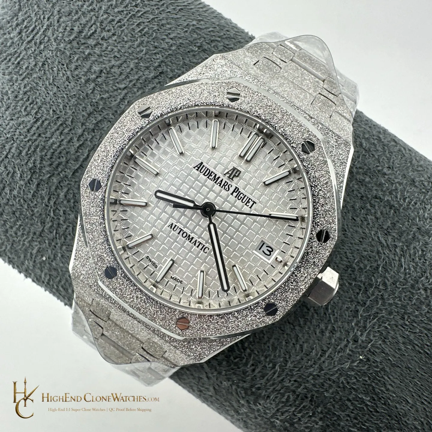 Audemars Piguet Royal Oak Frost 15400 White Dial super clone watch bezel detail