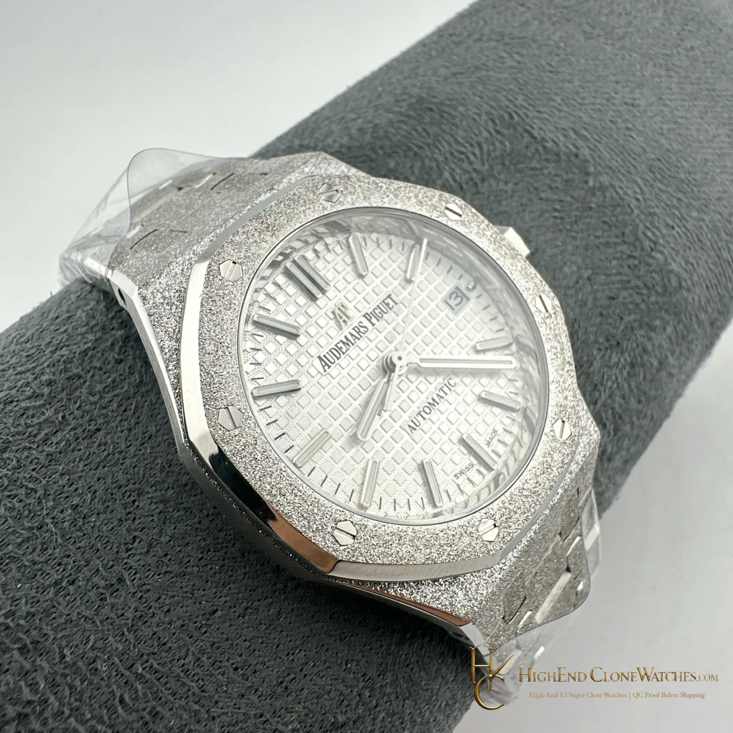 Audemars Piguet Royal Oak Frost 15400 White Dial super clone watch clasp detail