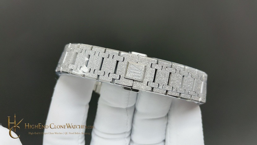 Audemars Piguet Royal Oak Frost 15500 White Dial super clone watch clasp detail