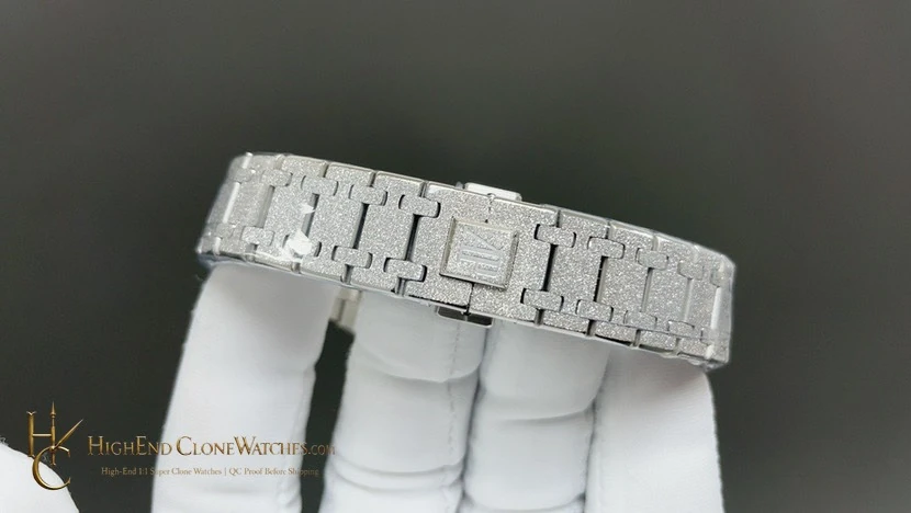 Audemars Piguet Royal Oak Frost 15500 White Dial super clone watch clasp detail