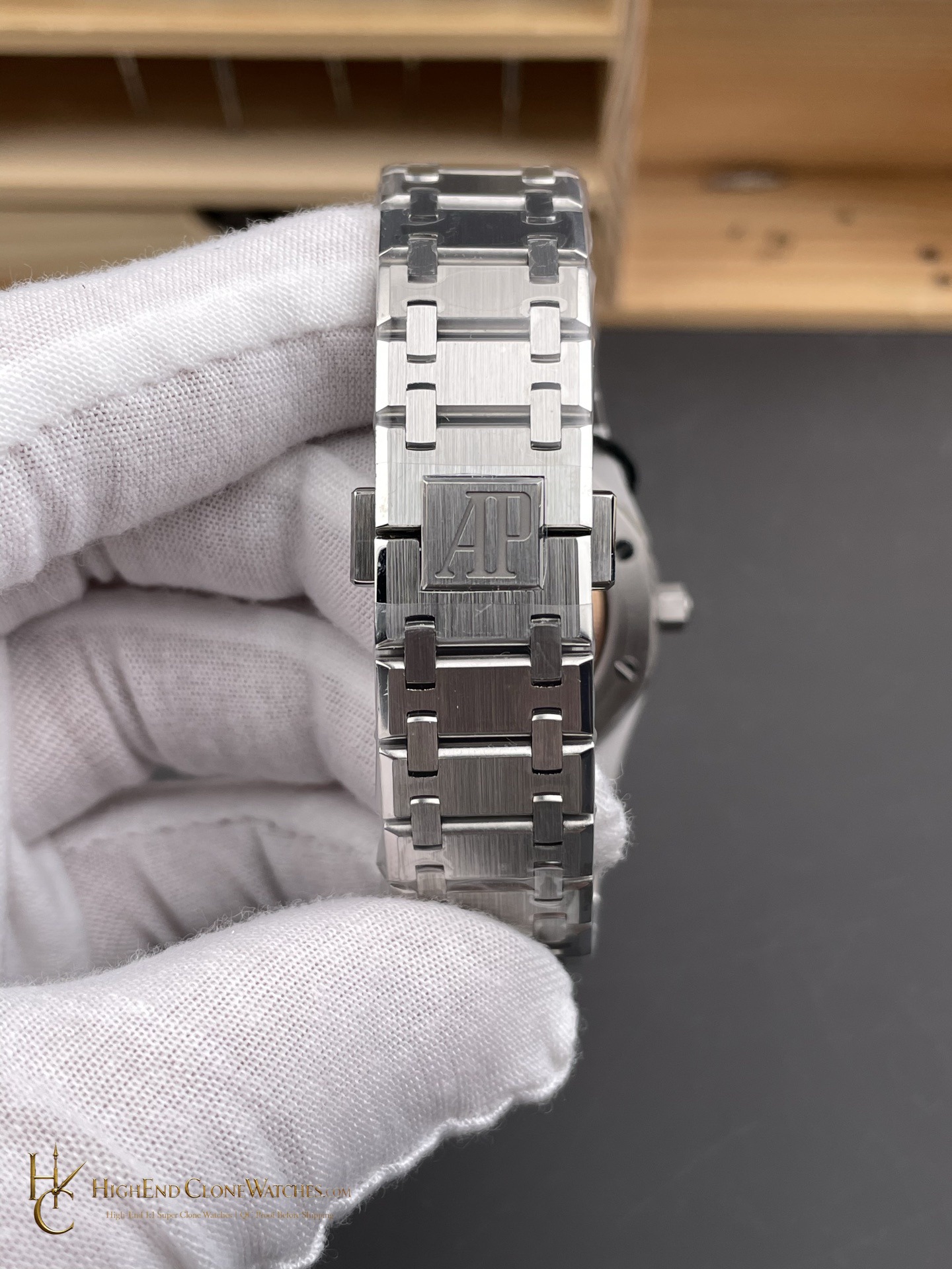 Audemars Piguet Royal Oak Jumbo Extra-Thin 15202ST 39mm super clone watch wrist shot