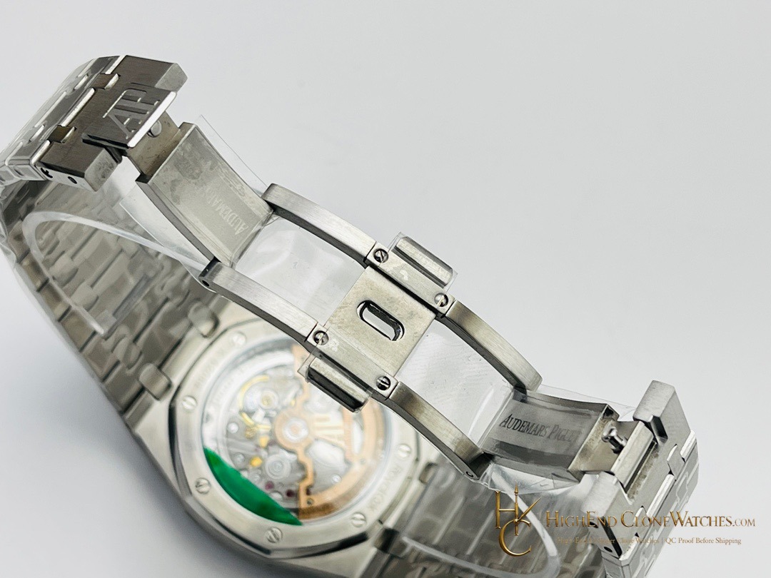 Audemars Piguet Royal OakJumbo Extra-Thin 16202 Gradient Green Dial 39mm super clone watch wrist shot