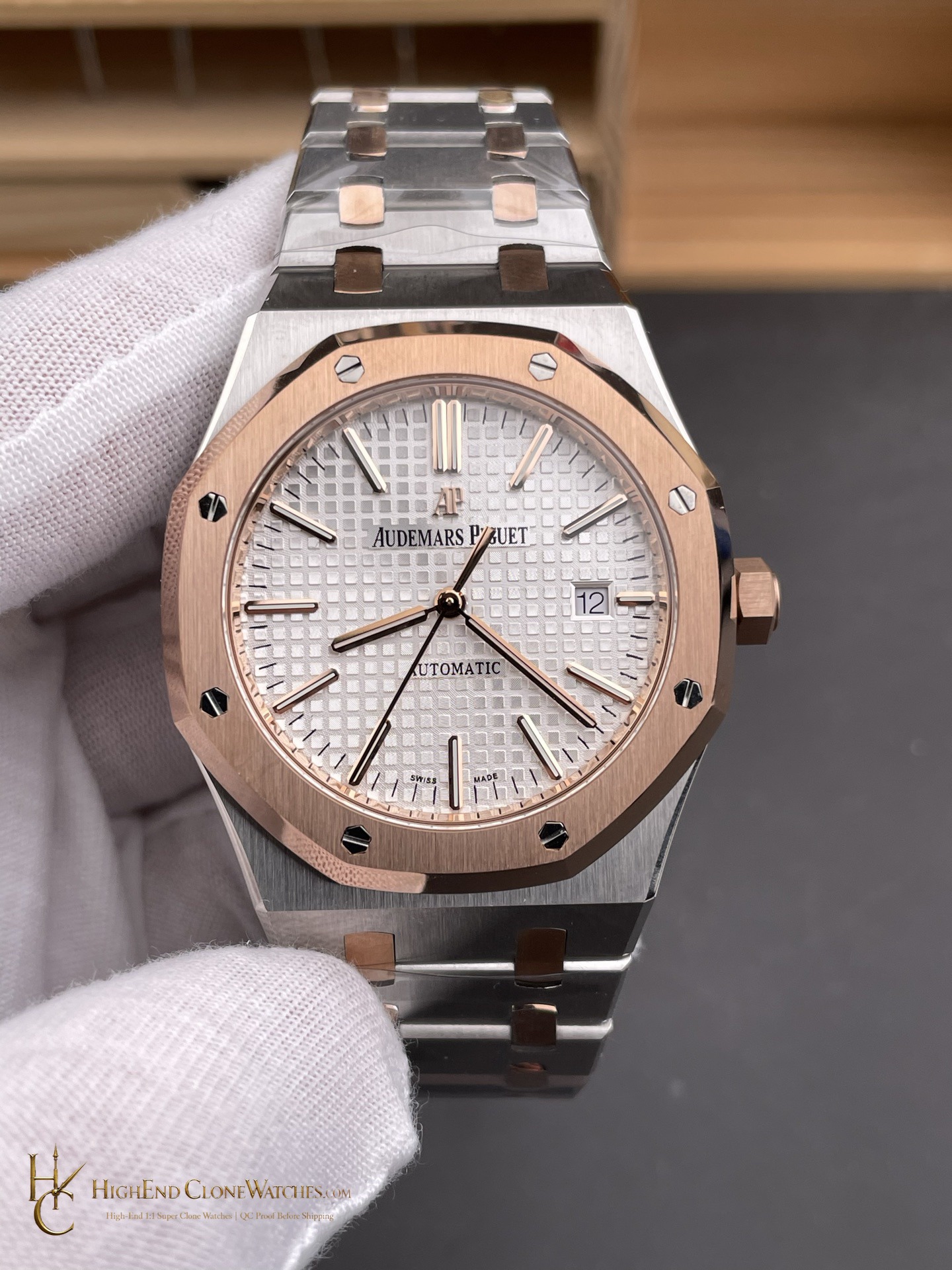Audemars Piguet Royal Oak Rose Gold 15450SR White Dial 37mm super clone watch bezel detail