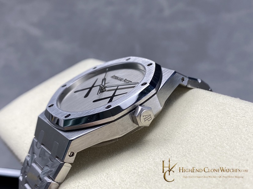Audemars Piguet Royal Oak x Kaws Silver XX Dial 41mm super clone watch clasp detail