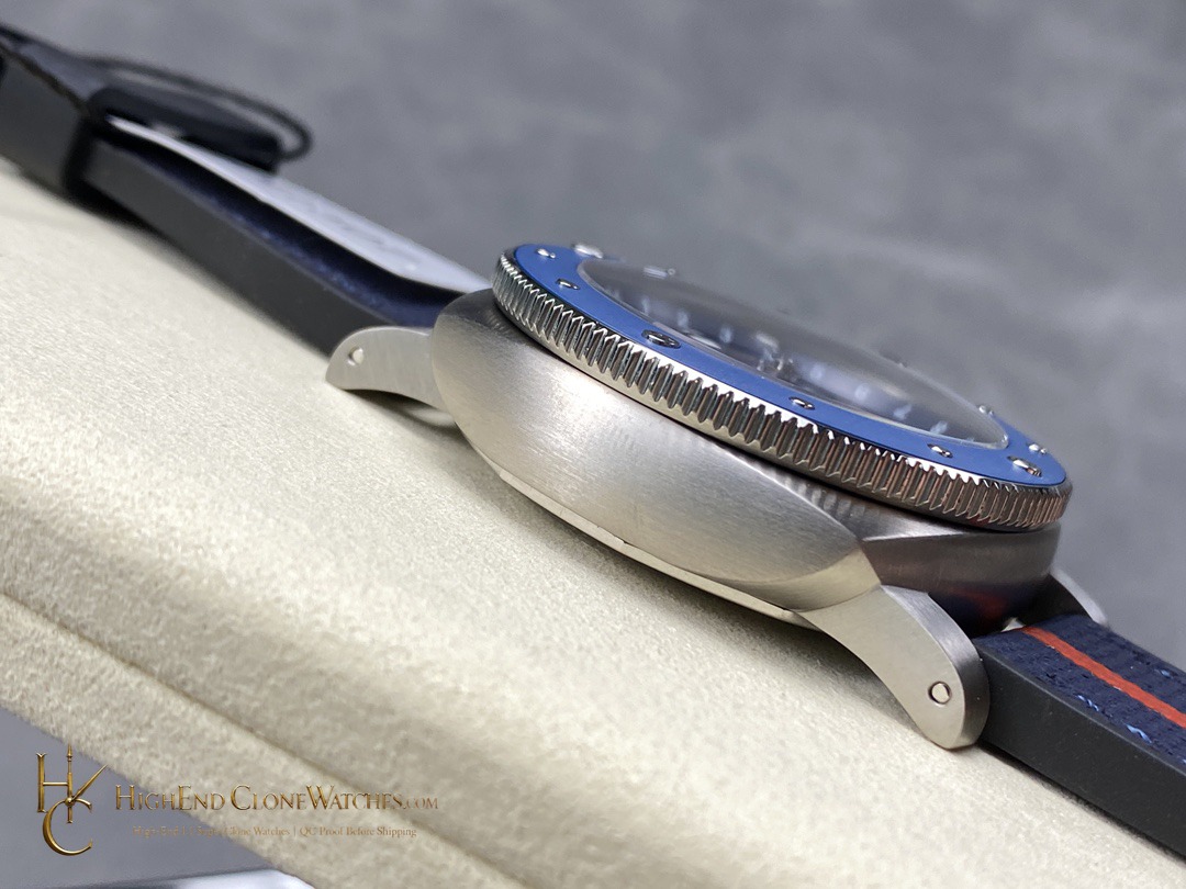 Panerai Submersible GMT Luna Rossa Titanio PAM01507 42mm product view super clone watch