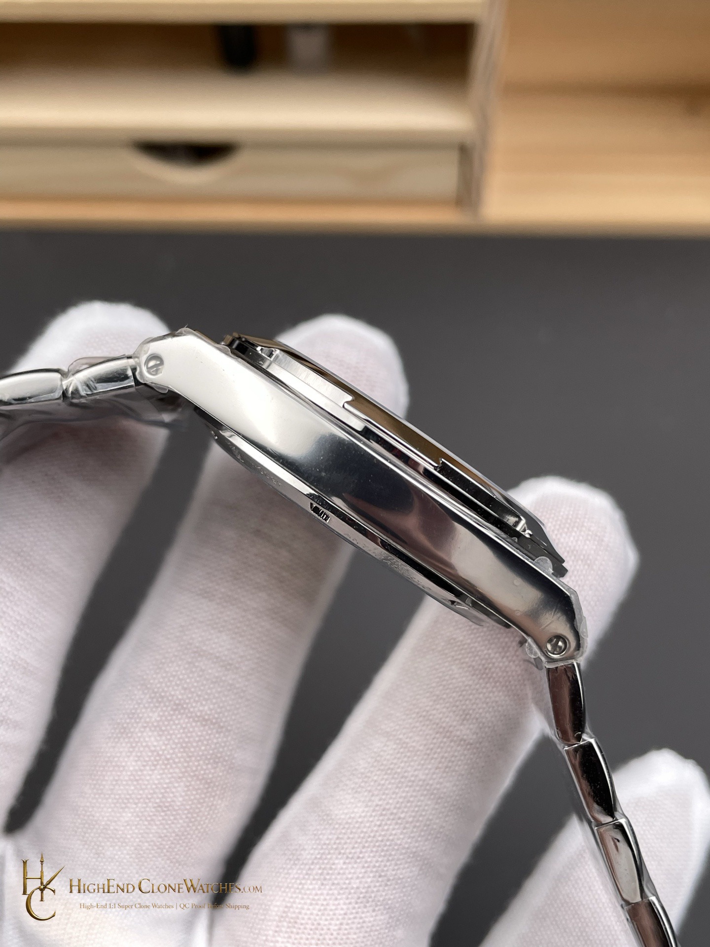 Vacheron Constantin Overseas 4500V/110A-B146 crown and case detail super clone watch